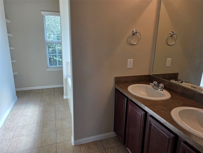 Building Photo - 10910 Brittan Leaf Ln