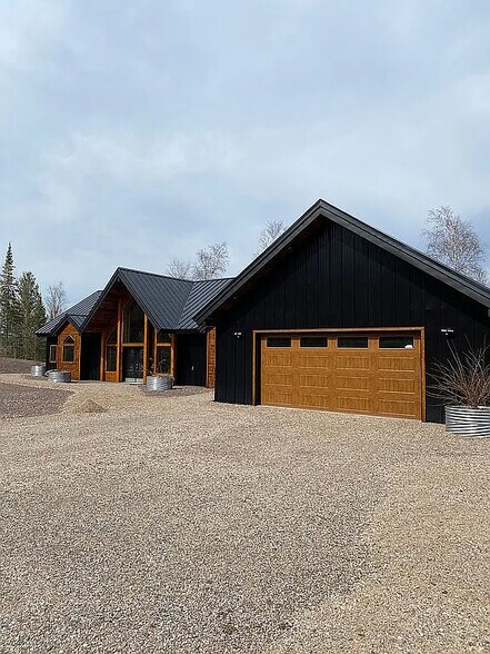 Building Photo - 978 Lakeview Dr