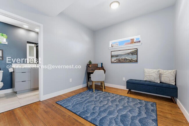 Building Photo - 4 Bed/3 Bath Townhome with Fenced Yard & Garage / Available Now!