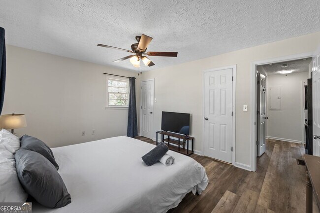 Building Photo - 1954 Woodbine Terrace NE