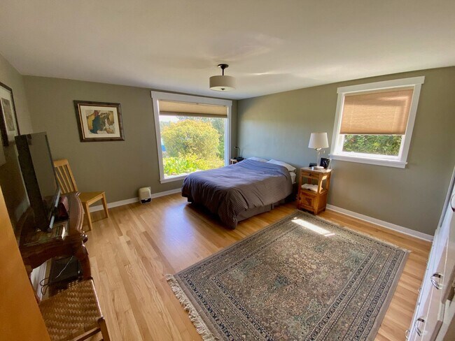 Building Photo - Term Rental in Town with Harbor View