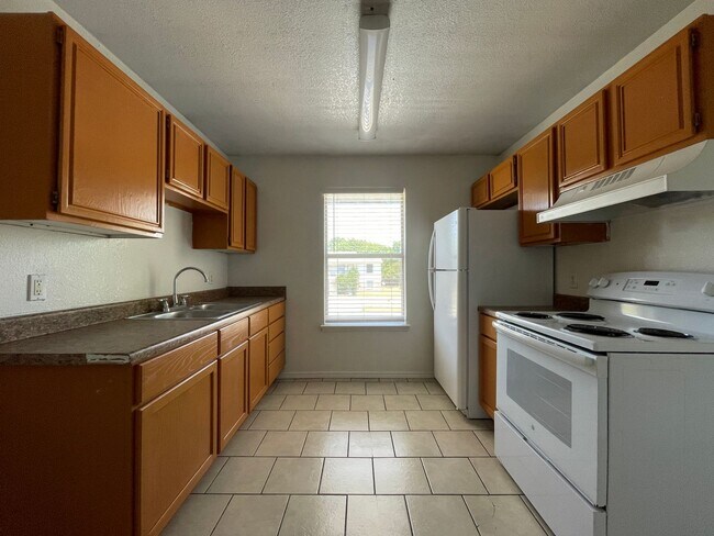 Building Photo - 1705 Cedarhill Dr