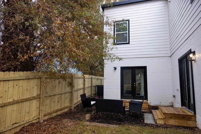 Building Photo - 1427 Elizabeth Ave SW