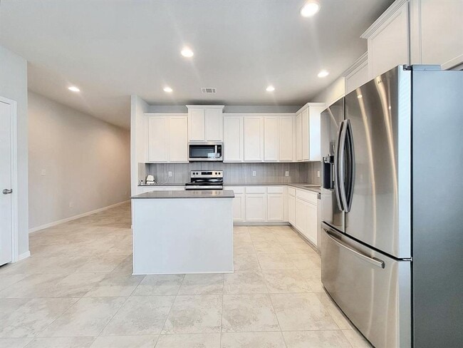 Building Photo - Modern 3BR/2BA Home with Garage & Fenced Backyard