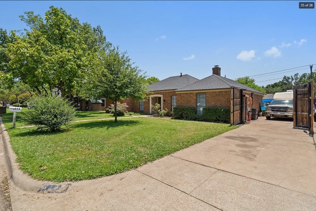 Building Photo - 213 Circleview Dr S