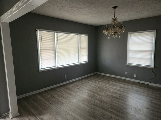Building Photo - Spacious Ranch Home