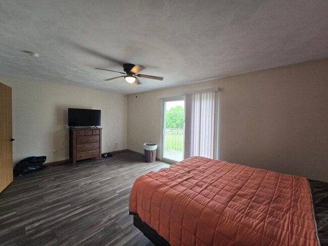Building Photo - Beautiful 2 Bedroom Townhome - Only Steps ...