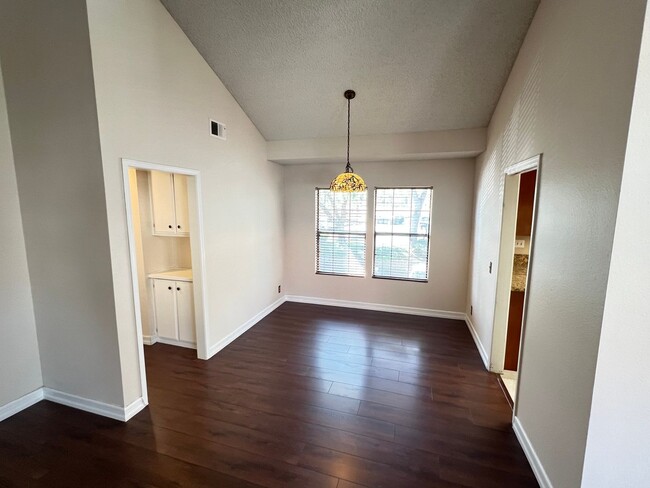 Building Photo - Perfect 2 Bed 1 Bath End Unit Condo in Pla...