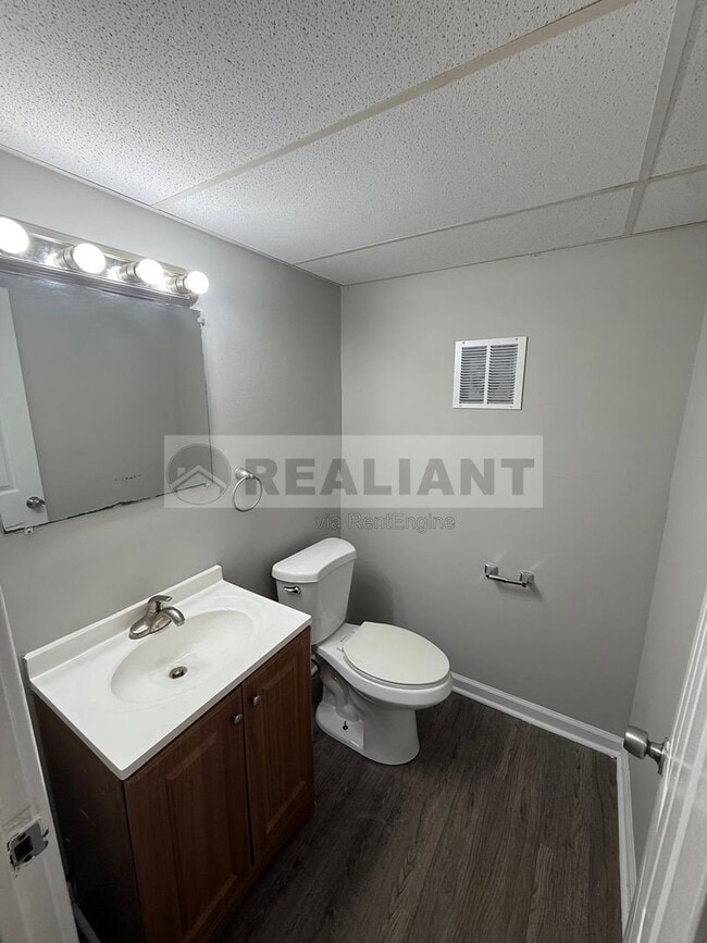 Building Photo - 2082 Fairmont Ct