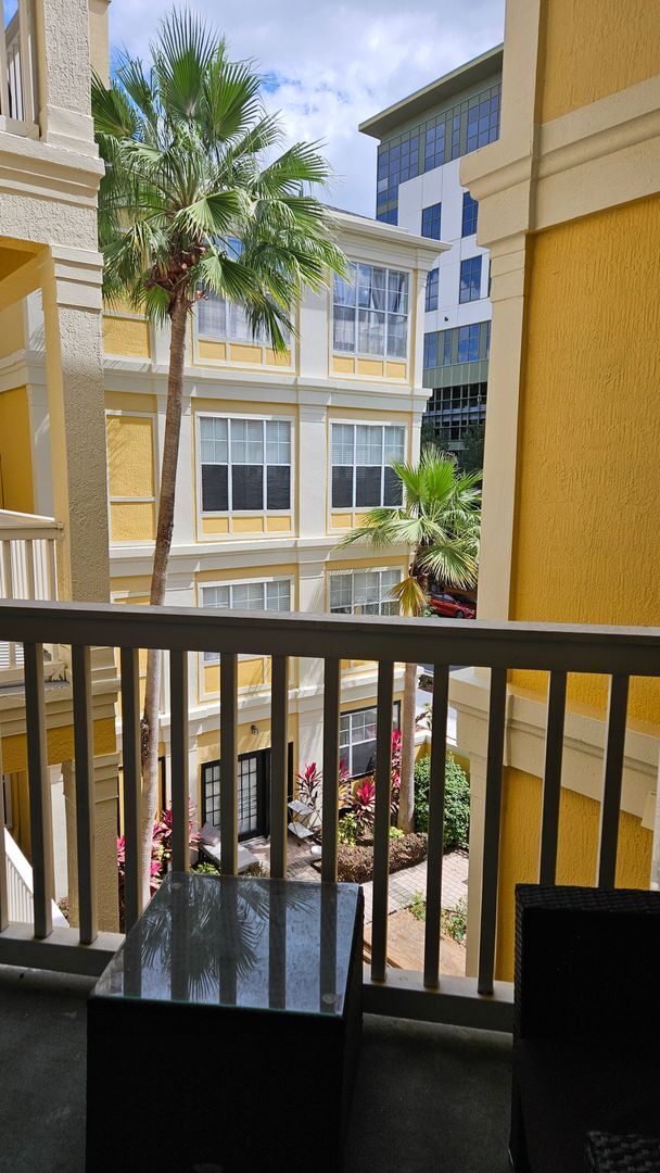 Building Photo - Downtown 2/2 Condo with garden view.