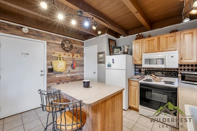 Building Photo - Treehouse Condo - 2 Bedroom/2 Bath Inviting Condo w/All Utilities On Bus Route