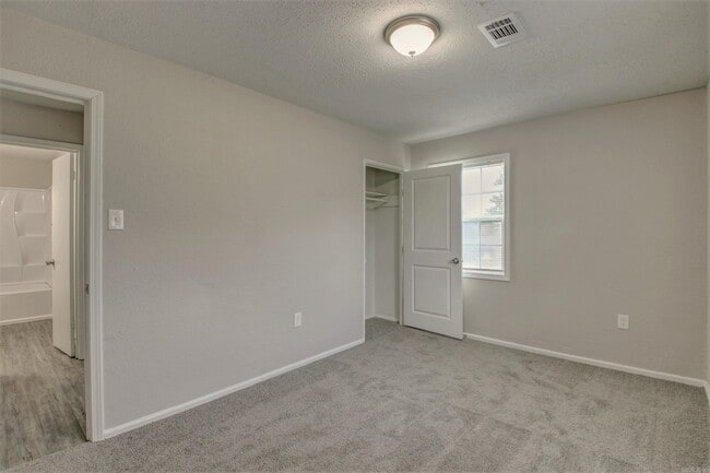 Building Photo - 17 Hiland Pl
