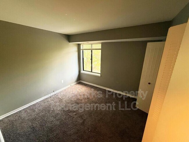 Building Photo - 9633 White Acre Rd