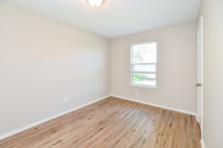Building Photo - 321 Rustic Grove Ln