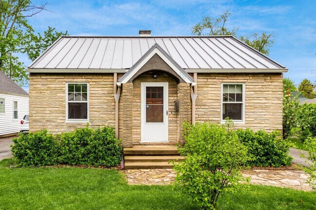 Primary Photo - 230 E Royal Forest Blvd