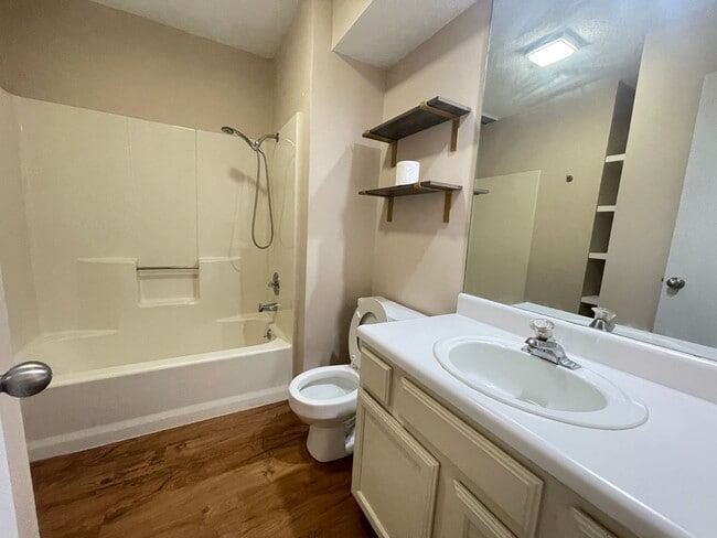 Building Photo - 1441 W Seminole St