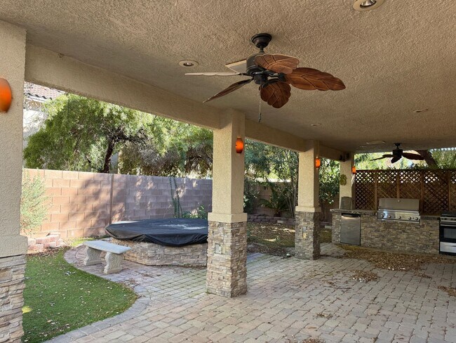 Building Photo - Beautiful Royal Highlands Home with stylish upgrades thoughhout!