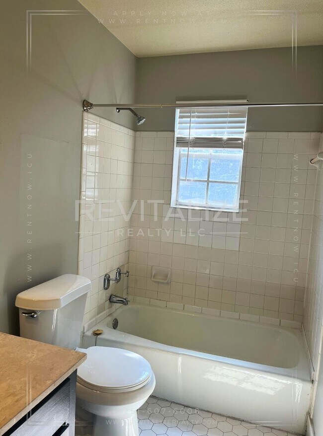 Building Photo - Charming 2/1 Apartment in Midtown!