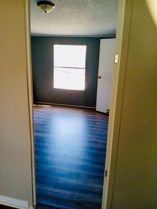 Building Photo - 3 Bed 2 Bathroom Single Family