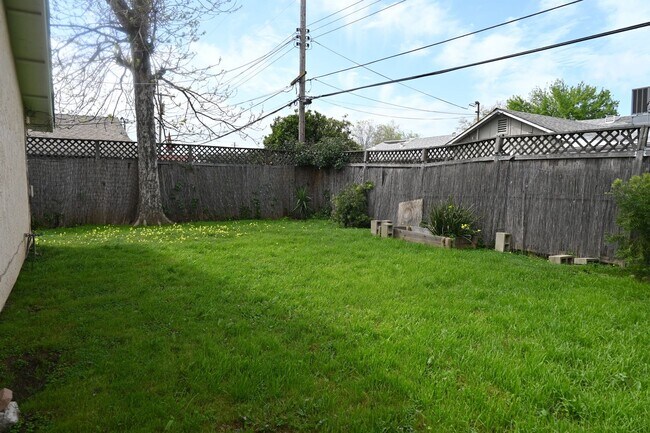 Building Photo - 5316 Nelson St