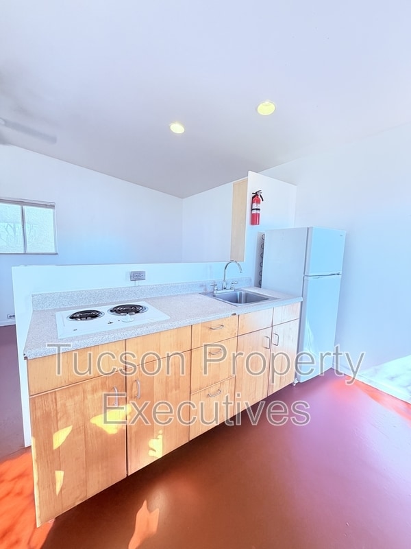 Building Photo - 443 E Delano St