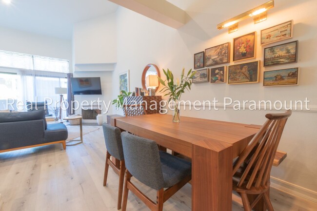Building Photo - Spectacular 2 Bedroom, 2 Bath Condo with L...