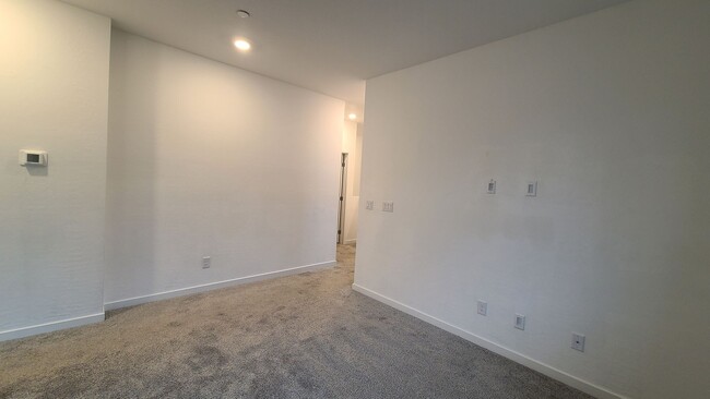 Building Photo - 3 Bedroom 3 Bath Townhouse