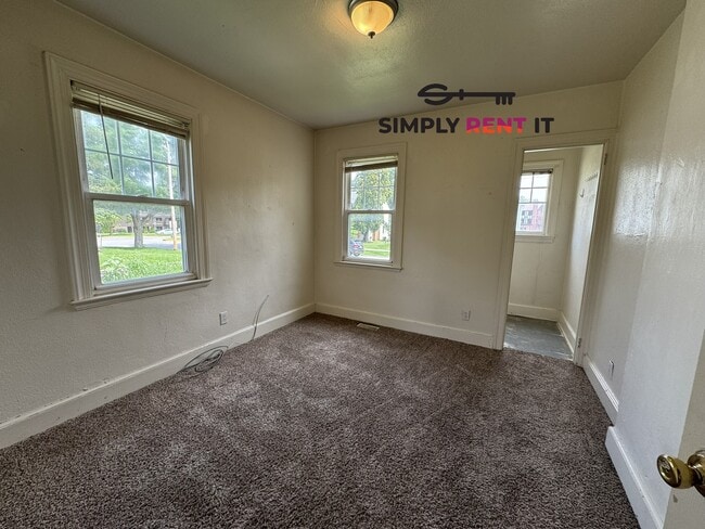Building Photo - Short-Term, 4 Bed, Avail Now! Through July 2026 Only