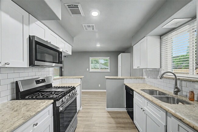Building Photo - 6343 Maple Hill Dr