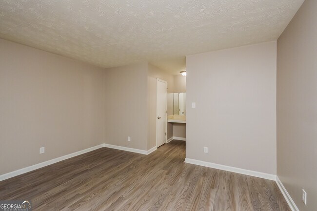 Building Photo - 4585 Old Lake Dr