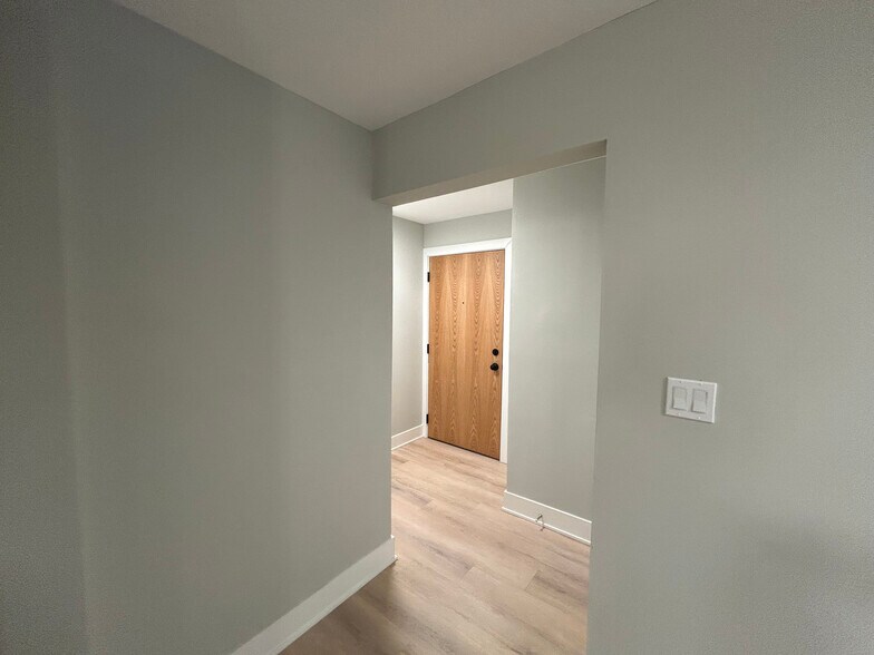 Building Photo - 1254 N La Salle Dr