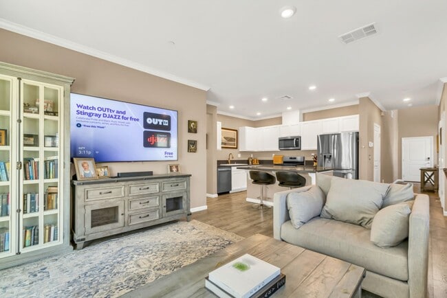 Building Photo - 4 bed / 3 bath | Upated Anatolia Home Avai...
