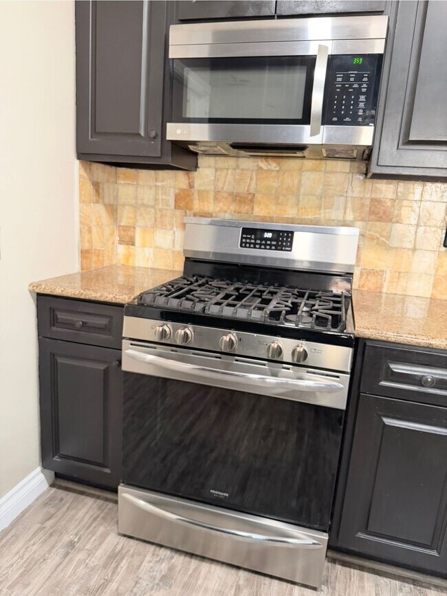 Building Photo - 5 Bed 3 Bath House Available Now!