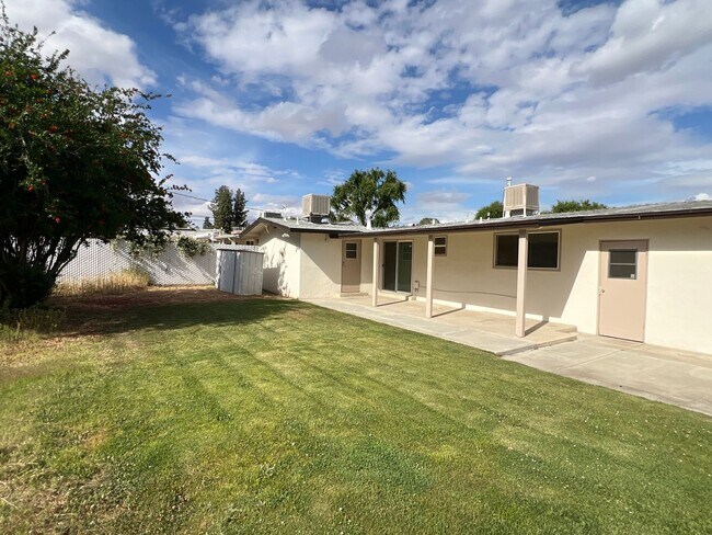 Building Photo - Northeast