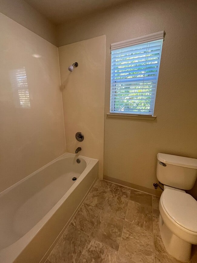 Building Photo - Large 5 Bedroom Home in Mace Ranch