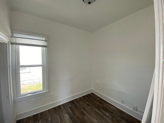 Building Photo - 623 Oak St