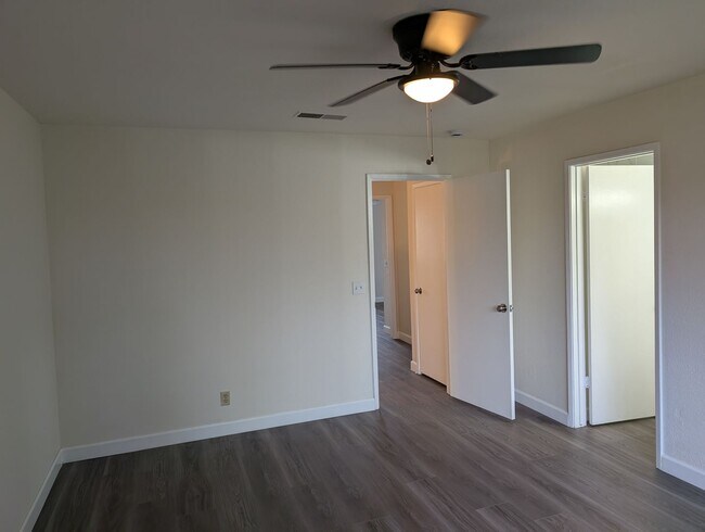 Building Photo - Completely remodeled and updated condo close to Fresno State, shopping and hwy 168