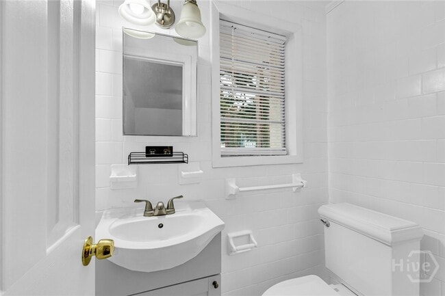 Building Photo - 819 W 51st St