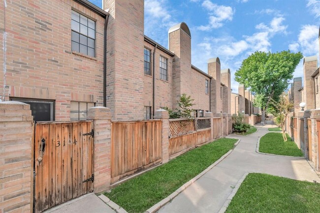 Building Photo - 9800 Pagewood Ln