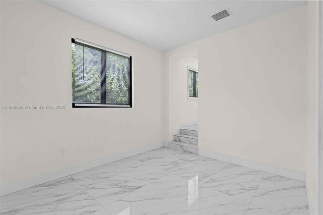 Building Photo - 3/2 in Miami