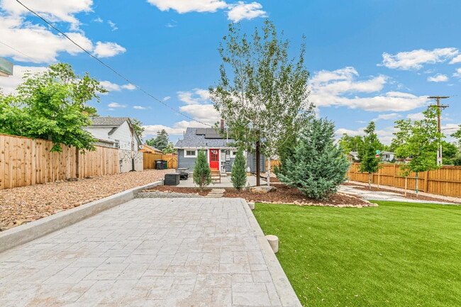 Building Photo - $2,595, 3-bed, 2-bath, located in Denver w...