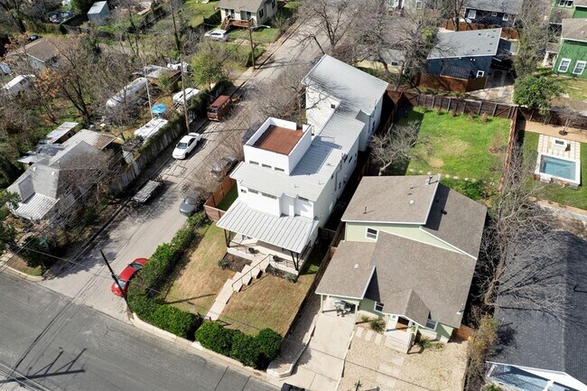 Building Photo - 2400 E 8th St