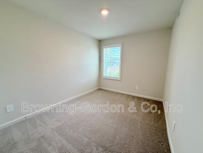 Building Photo - 5088 Dayflower Dr