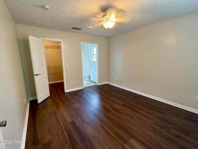 Building Photo - 425 Dolphin Dr