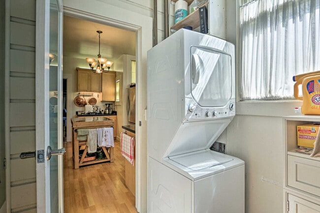 Building Photo - 233 Ashbury St