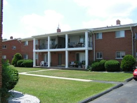 Building Photo - Colonial Manor