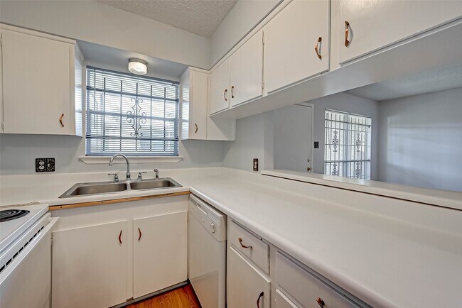 Building Photo - 7714 Renwick Dr