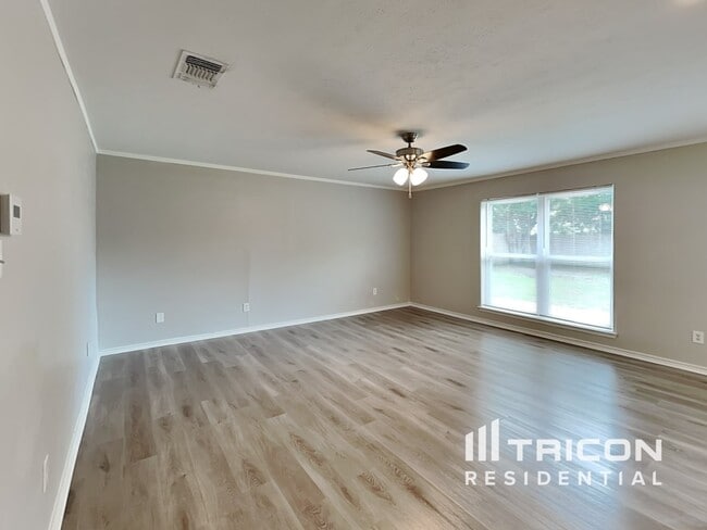 Building Photo - 828 W Embercrest Dr