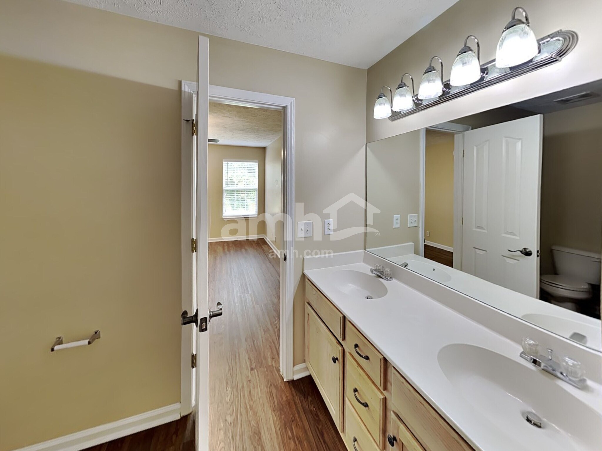 Building Photo - 3050 Weybridge Dr