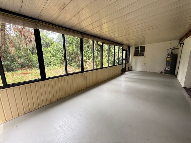Building Photo - Groveland Home on large lot